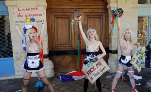 Trois militantes de l'association féministe Femen manifestent devant le domicile parisien de Dominique Strauss-Kahn, place des Vosges, le 31 octobre 2011.