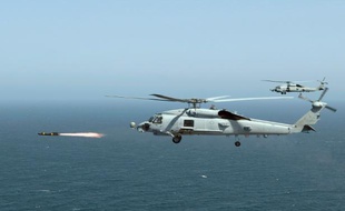 Un Seahawk MH-60R tire un missile Hellfire pendant un entrainement à San Diego, en Californie, le 23 avril 2008