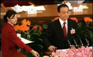 La Chine devrait connaître, cette année encore, une croissance économique soutenue, mais le Premier ministre Wen Jiabao a insisté lundi sur la nécessité de résorber les disparités sociales, à l'ouverture de la session parlementaire annuelle.