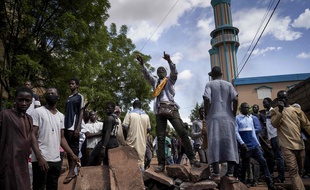 Des manifestants sur une barricade près de la mosquée Salam, où un influent imam a appelé au calme dimanche 12 juillet 2020, après plusieurs jours d'affrontements.