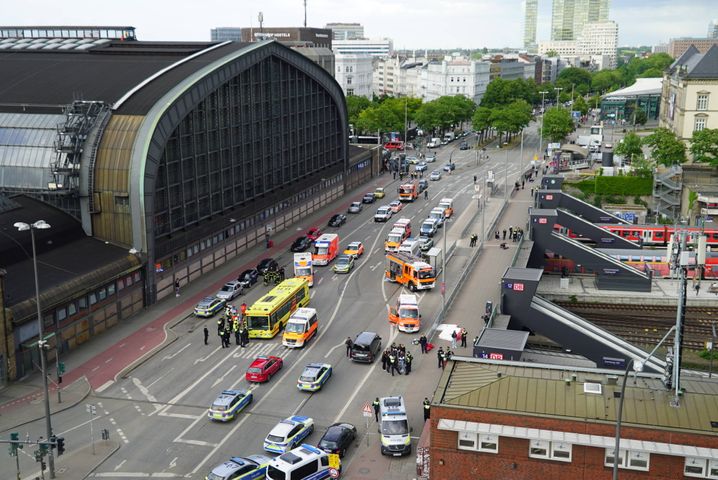 Un important dispositif de sécurité a été déployé aux abords de la gare centrale d'Hambourg après l'attaque au couteau. 
