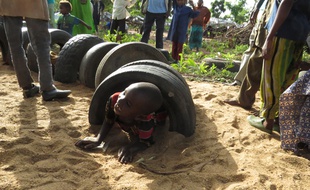 Un enfant joue sur l'aire de récréation construite par l'Unicef dans le camp de Danamadja, au Tchad, le 11 juin 2014.