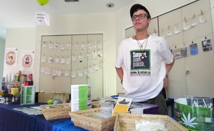 Sur les stands, toutes sortes de drogues (fictives) sont proposées à la vente.