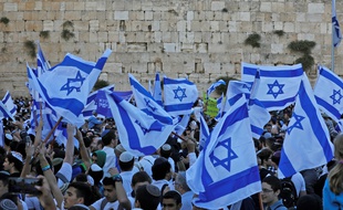 Des dizaines de milliers d'Israéliens ont marché le 13 mai 2018 à Jérusalem, pour l'anniversaire de la prise de Jérusalem-Est par l'armée israélienne en 1967.