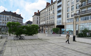 La place du commandant l'Herminier, le long du quai de la Fosse, est boudée par les passants