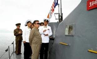 Le leader nord-coréen, dont l'état de santé alimente les rumeurs, est resté invisible mardi lors d'une grande parade militaire qui célébrait le 60e anniversaire du régime communiste, selon des informations de presse en provenance de Pyongyang.