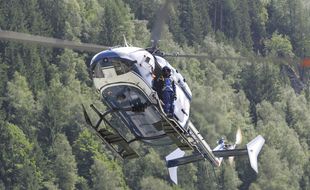 Un helicoptère a survolé ce matin les vignes de Ségonzac en Charente pour empêcher l'air froid de s'installer. Illustration.