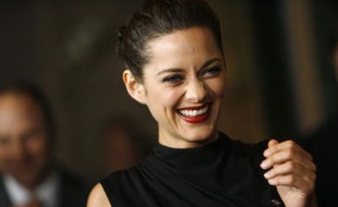 French actress Marion Cotillard smiles as she arrives at the 33rd annual Los Angeles Film Critics Association Awards in Los Angeles January 12, 2008. Cotillard received the award as best actress for her role in "La Vie en Rose". REUTERS/Mario Anzuoni (UNITED STATES)