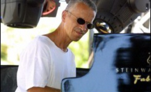 Le pianiste américain Keith Jarrett, qui a largement contribué à faire entrer le jazz dans les salles de concerts classiques les plus prestigieuses, revient à la Salle Pleyel le 31 octobre et le 3 novembre, 18 ans après y avoir donné ses derniers concerts parisiens.
