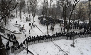 Les autorités ukrainiennes devront recourir à la force contre les manifestations si les "provocateurs" ne cessent pas d'inciter à des heurts, a averti mardi le Premier ministre Mykola Azarov.