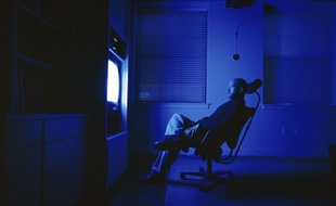 Un homme regarde la télévision. Illustration.