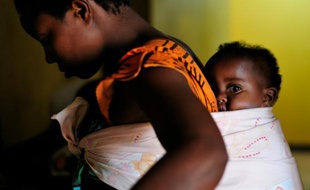 Une rwandaise portant son fils dans le dos à Kigali, le 2 septembre 2010