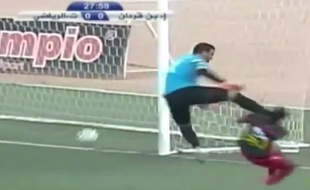Le gardien de l'US Ben Guerdane, en Tunisie, met KO un joueur de l'Espérance de Tunis, le 26 septembre 2015.