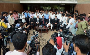 La jeune chrétienne pakistanaise accusée d'avoir profané le Coran a quitté samedi par hélicoptère la prison où elle était détenue depuis plus de trois semaines, selon un ministre et un photographe de l'AFP.