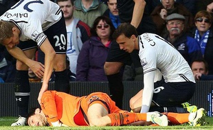 Hugo Lloris reste au sol après un contact avec Romelu Lukaku lors du match entre Everton et Tottenham le 3 novembre 2013.