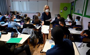 Une professeure distribue un document à ses élèves, à Rennes (image d'illustration).