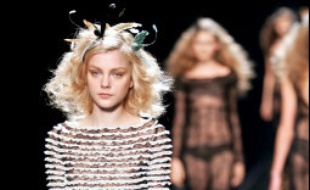 Chez Sonia Rykiel, la maille règne en maître, se déclinant en robes noires, en pantalons, en salopettes, en sacs, mais aussi en grands bérets mous et en fleurs.
