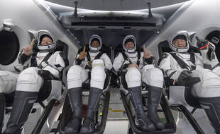 Les astronautes de la NASA Shannon Walker, à gauche, Victor Glover, Mike Hopkins, et l'astronaute de l'Agence aérospatiale japonaise (JAXA) Soichi Noguchi, à droite à l'intérieur du vaisseau spatial SpaceX Crew Dragon.