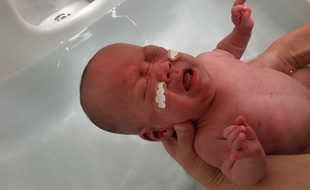 Le bébé pesait 3,238 kilogrammes à sa sortie de l'hôpital.