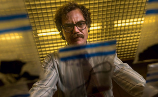 Michael Shannon dans la mini-série The Little Drummer Girl.
