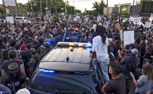 Manifestation devant un restaurant Wendy's à Atlanta le 13 juin 2020, après la mort d'un homme noir abattu par un policier lors d'une tentative d'arrestation.