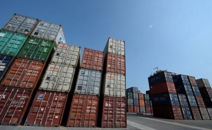 La croissance économique des Etats-Unis s'est nettement renforcée pendant l'été, selon la première estimation officielle du produit intérieur brut américain du troisième trimestre publiée jeudi à Washington.