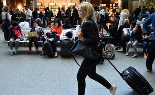 Des passagers attendent au terminal Eurostar de la gare de Saint-Pancrace, à Londres, le 23 juin 2015