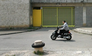 Illustration d'un jeune sans casque sur un scooter.
