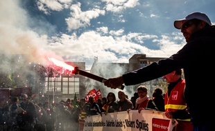 Les cheminots manifestent à Lyon le 13 avril 2018.