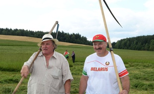 Alexandre Loukachenko et Gérard Depardieu, à Ozerny, en Bélarus, le 22 juillet 2015.