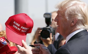 Donald Trump avec la fameuse casquette «Make America Great Again», le 23 août 2017.