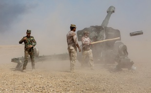 Artillerie irakienne entre Makhmour et Qayyarah à 70 km au sud de Mossoul.