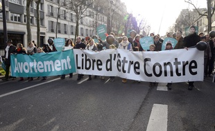 Des manifestants contre l'IVG défilent dans les rues de Paris, dimanche 22 janvier.