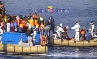 Photo diffusée le 15 aôut 2015 par la Marine italienne d'une opération de secours de migrants entassés sur un bateau de pêche au large de la côte libyenne