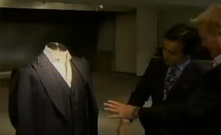 Capture d'écran d'un reportage de CityNews sur un costume pare-balles de la maison Garrison.