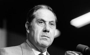 Le ministre de l'Intérieur, Charles Pasqua, le 16 octobre 1986, lors du congrès de la FASP (Fédération autonome des syndicats de police) au Bourget