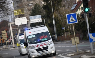Ambulances lors d'un convoi sanitaire à Mulhouse, le 29 mars 2020.