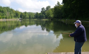 Illustration: Un pêcheur lors du premier week-end depuis la levée du confinement, le 16 mai 2020, à Bourgoin-Jallieu.