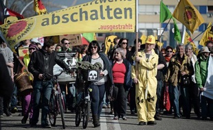 Des activistes anti-nucléaires manifestent contre la centrale de Fessenheim, sur le pont entre Kehl et Strasbourg, le 9 mars 2014