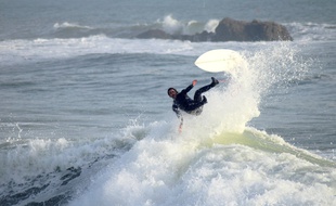 Un surfeur à La Govelle à Batz-sur-Mer.