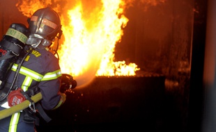 Un pompiers en train d'intervenir sur un feu. Illustration.