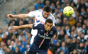 Marquinhos et Gignac au duel lors du match entre Marseille et le PSG le 5 avril 2015.