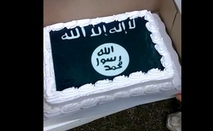 Capture d'écran de la vidéo Youtube montrant le gâteau avec le drapeau de Daesh.