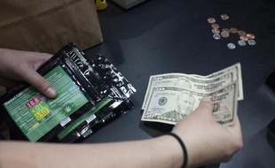 Un acheteur de marijuana dans un magasin de Bellingham aux Etats-Unis le 8 juillet 2014
