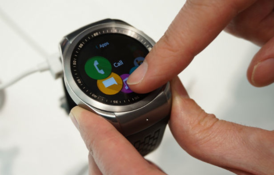 MWC 2015 LG lance la premi re montre 4G au monde