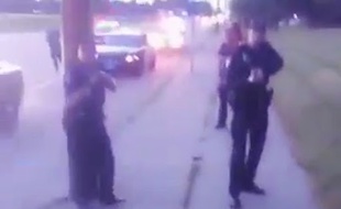 Capture d'écran d'une vidéo montrant des policiers du Minnesota tenir en joue une jeune femme, le 6 juillet 2016.