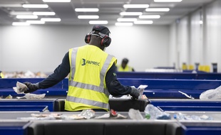 Dans la cabine de tri de Trivalo 69, le centre de tri des déchets de Paprec dans l'agglomération lyonnaise.