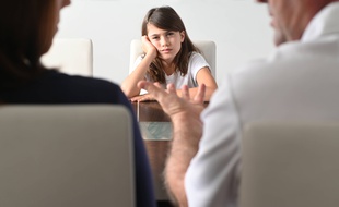 Une enfant s'ennuyant avec ses parents. (Illustration)