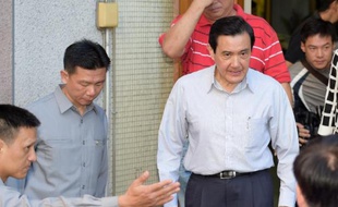 Le président de Taïwan Ma Ying Jeou (c), le 29 novembre 2014 à Taipei