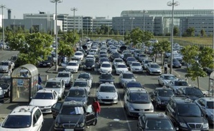 Près de six cents taxis sont stationnés dans la « base arrière » de l'aéroport de Roissy.